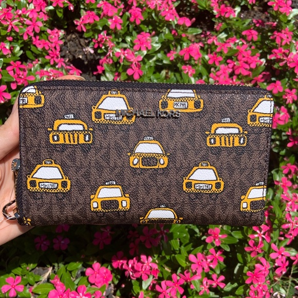 Michael Kors Taxi print wallet - Picture 1 of 16